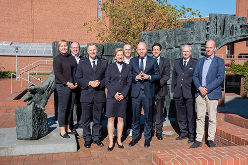 von links beginnend Dr. Antje Böhme, Prodekan Dominik Köhler, Präsident GZD Dr. Armin Rolfink, Dekanin Dr. Annette Wöhner, Prof. Dr. Jörg Schmittwilken, Abteilungsleiter BMF Fleig, Prof. Dr. Malte Peters, Abteilungsleiter GZD Dr. Volker Knufinke und Prof. Dr. Benjamin Küchenhoff